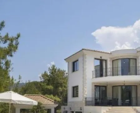 Prostrana Vila Za Obiteljski Odmor Holiday home *